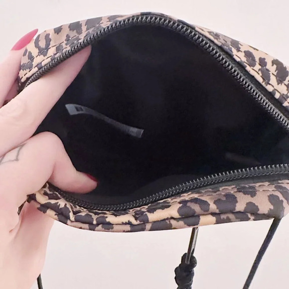 Levi's Leopard Animal Print Bag Crossbody Fanny Pack Zipper - Picture 4 of 7